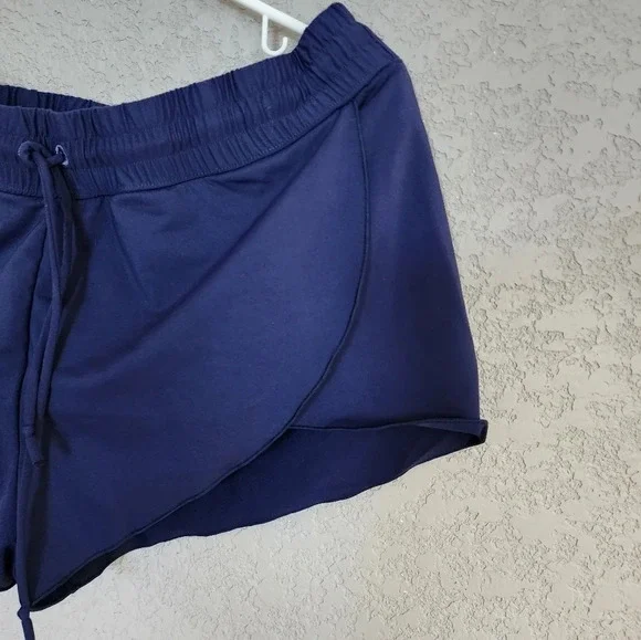 Athleta Size Medium shorts navy color - Picture 6 of 7